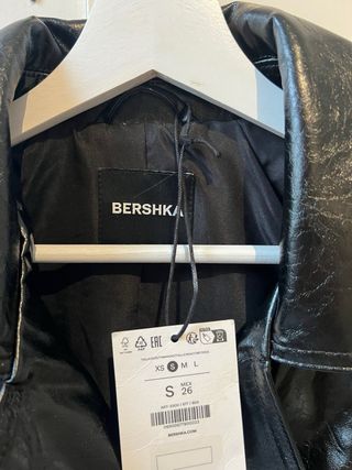 Cazadora trench corta efecto piel Bershka talla s