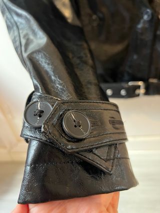 Cazadora trench corta efecto piel Bershka talla s