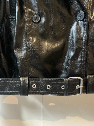 Cazadora trench corta efecto piel Bershka talla s