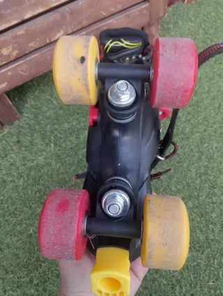 Patines infantiles negros y rojos