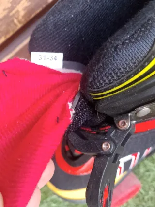 Patines infantiles negros y rojos