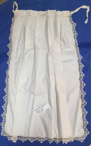 Delantal 1920 de batista y encaje