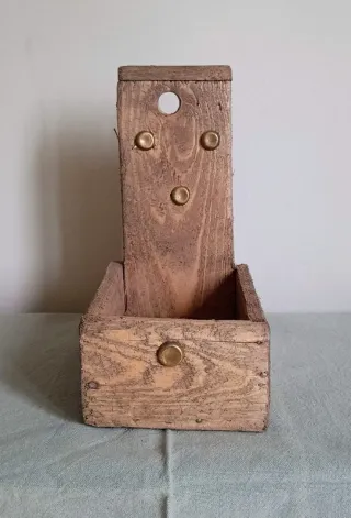 Vecchia scatola rustica in legno fatta a mano