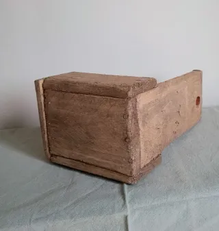 Vecchia scatola rustica in legno fatta a mano