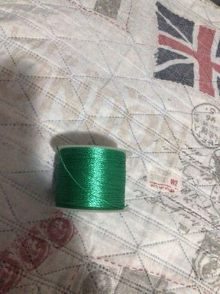 Rotolo filo da cucito verde