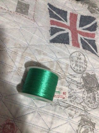 Rotolo filo da cucito verde