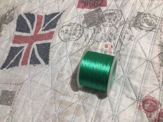 Rotolo filo da cucito verde