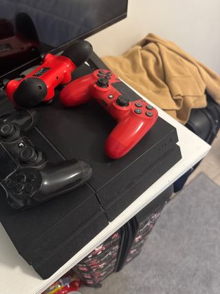 PlayStation 4 device with 3 controllers