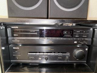Amplificador, reproductor CD, altavoces,mueble.