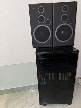 Amplificador, reproductor CD, altavoces,mueble.