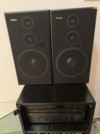 Amplificador, reproductor CD, altavoces,mueble.