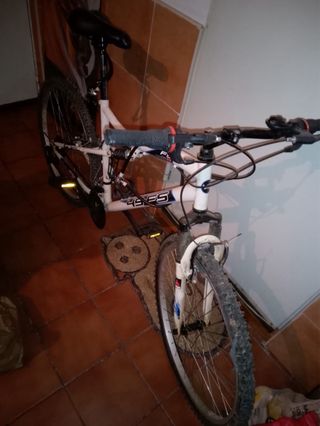 Bicicleta de montaña blanca