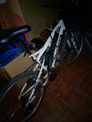 Bicicleta de montaña blanca