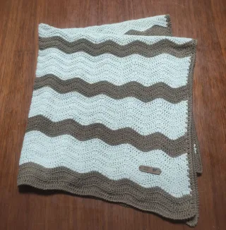 Manta bebe crochet nueva, ondas marrón y beige