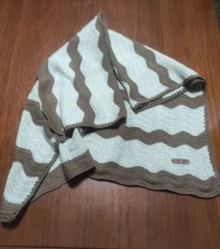 Manta bebe crochet nueva, ondas marrón y beige