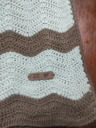 Manta bebe crochet nueva, ondas marrón y beige