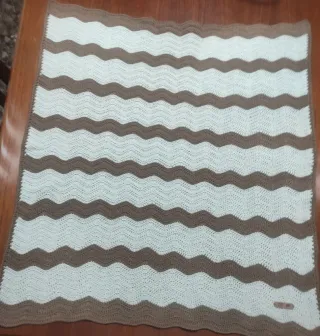 Manta bebe crochet nueva, ondas marrón y beige