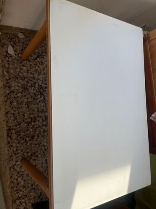 Mesa de cocina con dos banquetas