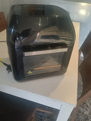 Freidora aire marca Aigostar y sus acessorios
