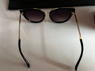 Gafas de sol negras y doradas