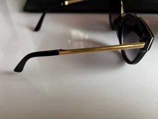 Gafas de sol negras y doradas