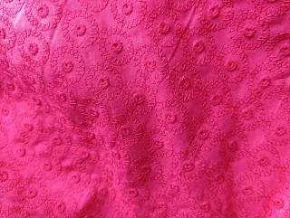 Tela de algodón bordada roja