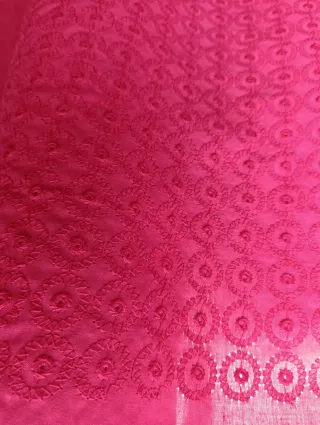 Tela de algodón bordada roja