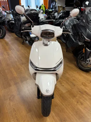 Keeway Versilia 125cc Blanca. Año Mayo 2025.