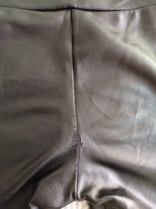 Pantalones negros efecto piel