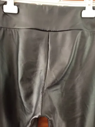 Pantalones negros efecto piel