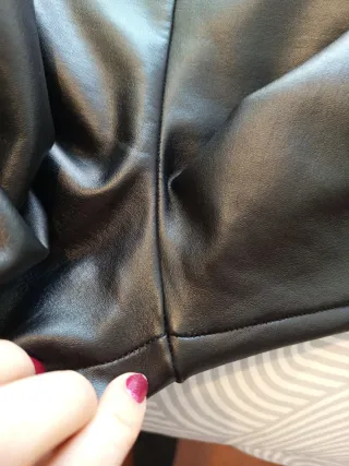 Pantalones negros efecto piel