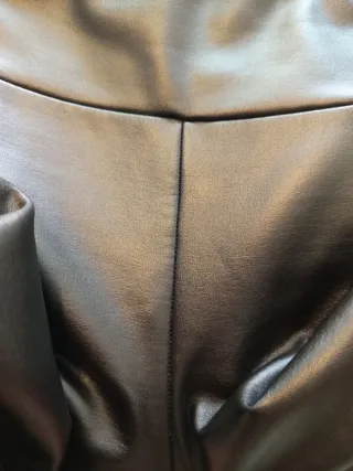 Pantalones negros efecto piel