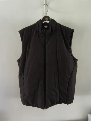 Chaleco plumas negro con bolsillos con cremallera.