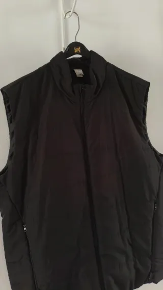 Chaleco plumas negro con bolsillos con cremallera.