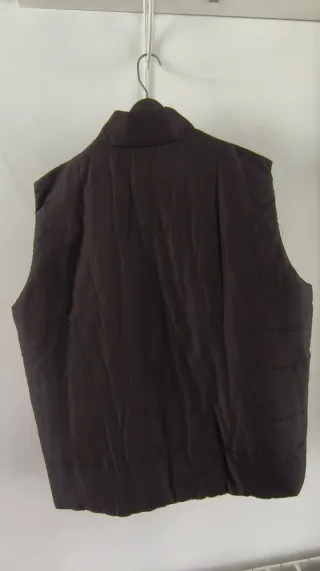 Chaleco plumas negro con bolsillos con cremallera.