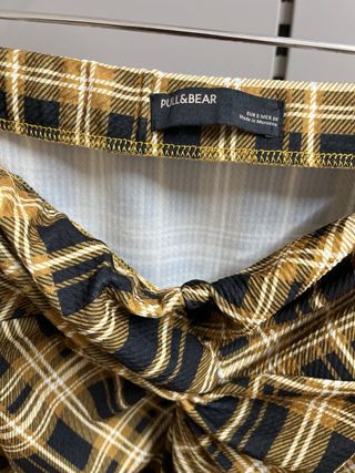 Falda tubo con abertura delantera.