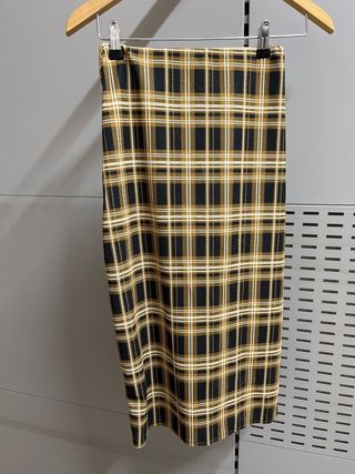 Falda tubo con abertura delantera.