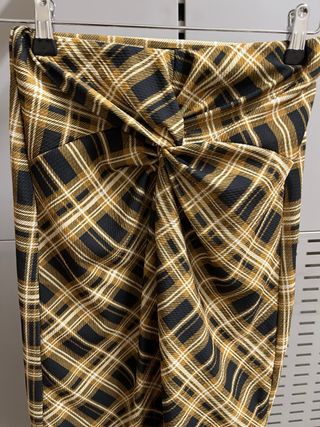 Falda tubo con abertura delantera.