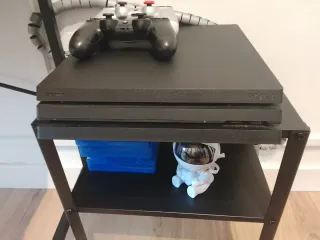 Ps4 en perfecto estado con 7 juegos y 2 mandos
