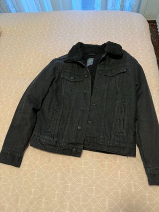 Chamarra de borrego negra marca Primark