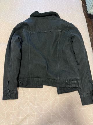 Chamarra de borrego negra marca Primark