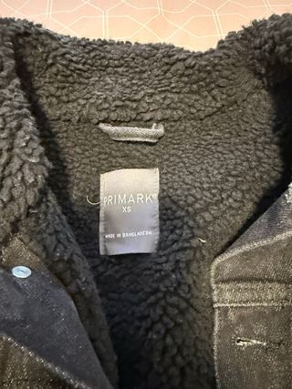 Chamarra de borrego negra marca Primark