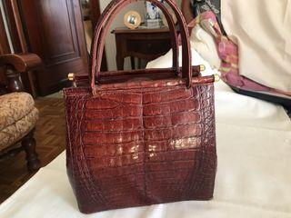 Bolso marrón de piel troquelada