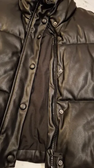 Chaleco negro efecto piel acolchado