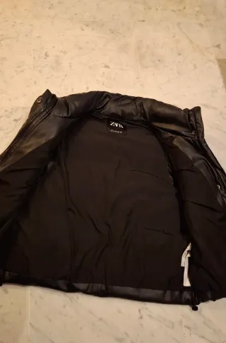 Chaleco negro efecto piel acolchado