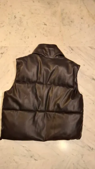 Chaleco negro efecto piel acolchado