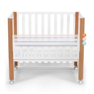 Cuna de madera con ruedas