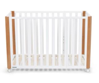 Cuna de madera con ruedas