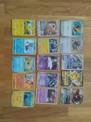 Cartas Pokémon variadas.