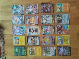 Cartas Pokémon variadas.